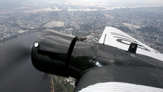 Die Junkers Ju 52 der Lufthansa fliegt am 06.04.2006 über Hamburg. © dpa Foto: Maurizio Gambarini