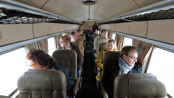 Passagiere sitzen am 31.10.2010 in Hamburg in der Junkers Ju 52 der Lufthansa. © dpa Foto: Maurizio Gambarini