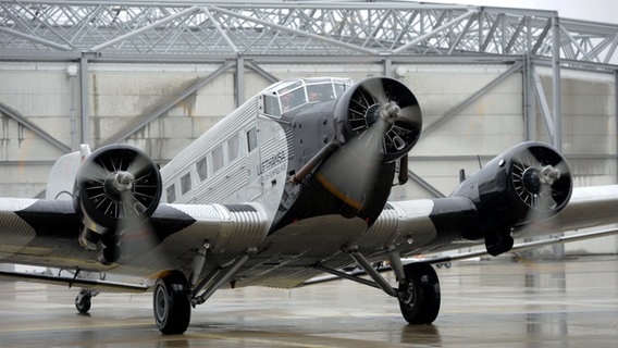 Die Junkers Ju 52 der Lufthansa steht am 31.10.2010 in Hamburg auf dem Rollfeld des Flughafens. © dpa Foto: Maurizio Gambarini