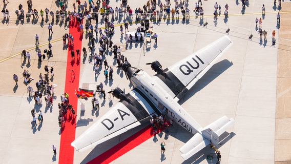 Zahlreiche Besucher der Airport Days stehen am 22.08.2015 in Hamburg auf dem Flughafen vor einem "Tante Ju" genannten Flugzeug vom Typ Junkers Ju 52. © dpa Foto: Daniel Bockwolt