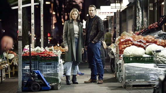 Szenenbild: Julia Grozs (Franziska Weisz) und Thorsten Falke (Wotan Wilke Möhring) stehen vor einem Gemüsegeschäft in Hannover. © NDR/O-Young Kwon 