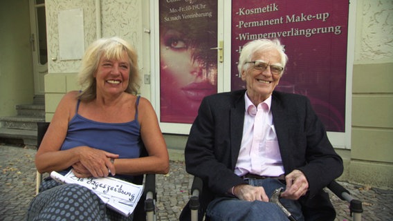 Die "taz"-Mitgründer Ute Scheub und Hans-Christian Ströbele. Die "taz"-Mitgründer Ute Scheub und Hans-Christian Ströbele. © NDR