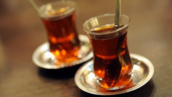 Zwei türkische Teegläser. © picture-alliance/ dpa Foto: Frank May