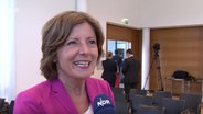 Malu Dreyer (Ministerpräsidentin Rheinland-Pfalz) freut sich über den neuen Telemedienauftrag, der die Netzaktivitäten der öffentlich-rechtlichen Sender im Internet regelt. © NDR Foto: Screenshot