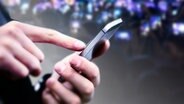 Eine Hand hält ein Smartphone Eine Hand hält ein Smartphone © Fotolia Foto: Marek Yuralaits