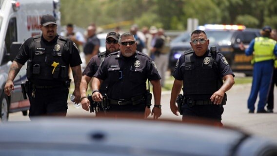Polizisten am Einsatzort nach Schüssen in einer Grundschule im texanischen Uvalde © AP/dpa Foto: Dario Lopez-Mills