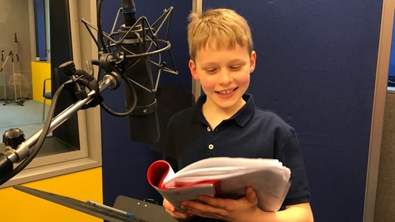 Felix am Mikro mit Skript. © NDR 