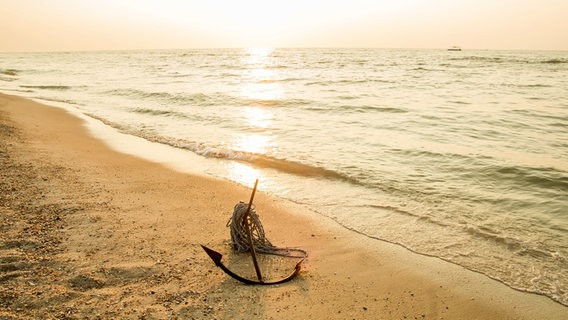 Anker liegt am Strand © Fotolia.com Foto: denfotoblog