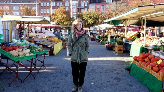 Eine junge Frau steht auf einem Kieler Wochenmarkt. © NDR Foto: Maja Bahtijarevic
