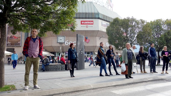 Passanten stehen an einer Kreuzung vor einem Kaufhaus im bosnischen Banja Luka. © NDR Foto: Maja Bahtijarevic