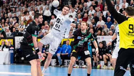 Hendrik Pekeler vom THW Kiel beim Sprungwurf. © Imago images Foto: Marcel von Fehrn