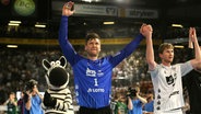 THW-Torhüter Niklas Landin bei seinem letzten Heimspiel für Kiel. Rechts sein Bruder Magnus Landin, links "Hein Daddel". © imago images Foto: Claus Bergmann