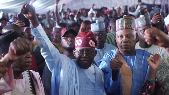 Bola Tinubu feiert mit seinen Anhängern die gewonnene Präsidentschaftswahl in Nigeria © picture alliance / Xinhua News Agency | Emma Osodi Foto: Emma Osodi