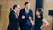 Österreichs Außenminister Alexander Schallenberg (l) spricht mit seinem niederländischen Amtskollegen Wopke Hoekstra (M) und Deutschlands Außenministerin Annalena Baerbock während des Treffens der EU-Außenminister in Toledo. © AUSSENMINISTERIUM/APA/dpa Foto: Michael Gruber