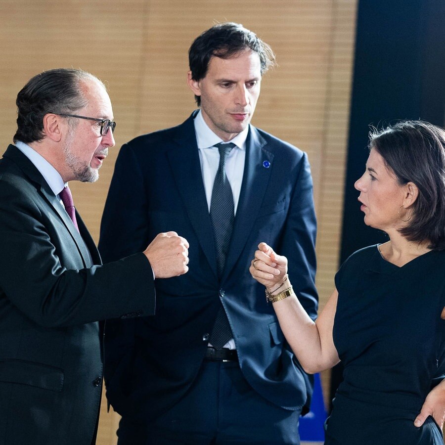 Österreichs Außenminister Alexander Schallenberg (l) spricht mit seinem niederländischen Amtskollegen Wopke Hoekstra (M) und Deutschlands Außenministerin Annalena Baerbock während des Treffens der EU-Außenminister in Toledo. © AUSSENMINISTERIUM/APA/dpa Foto: Michael Gruber