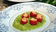 Stuffed cherry tomatoes with wild garlic cream © NDR Photo: Florian Kruck