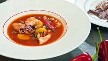 Tomatensuppe mit Tintenfischeinlage in einem Suppenteller angerichtet. © NDR Foto: Florian Kruck