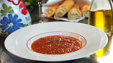 Quick tomato soup made from canned tomatoes with a baguette © NDR Photo: Florian Kruck