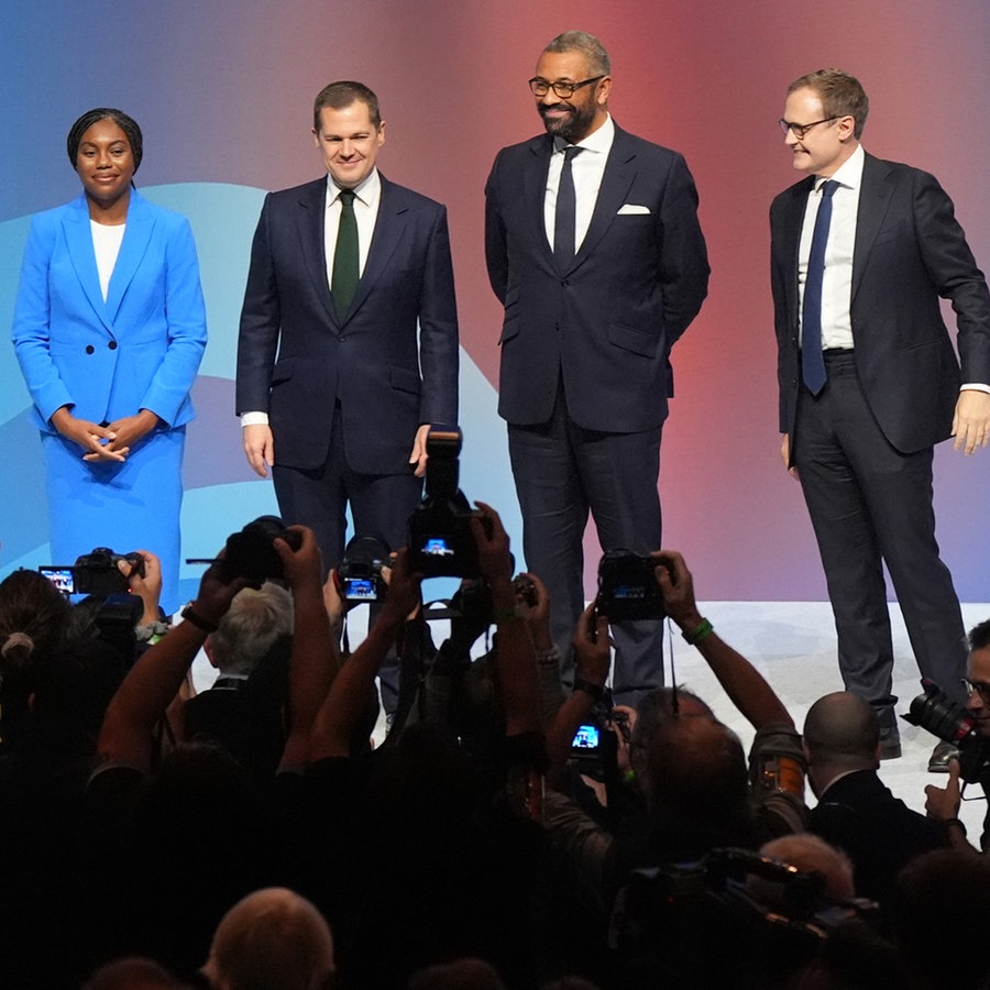 Die konservativen Spitzenkandidaten Kemi Badenoch (l-r), Robert Jenrick, James Cleverly und Tom Tugendhat stehen während des Parteitags der Konservativen im International Convention Centre auf dem Podium. © picture alliance/dpa/PA Wire | Jacob King Foto: Jacob King