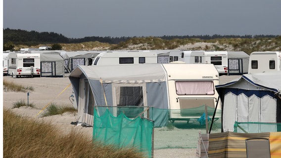 Prerow: Auf dem Campingplatz der Regenbogen AG in den Dünen am Ostseestrand stehen Wohnwagen und Zelte. © dpa-Bildfung Foto: Bernd Wüstneck