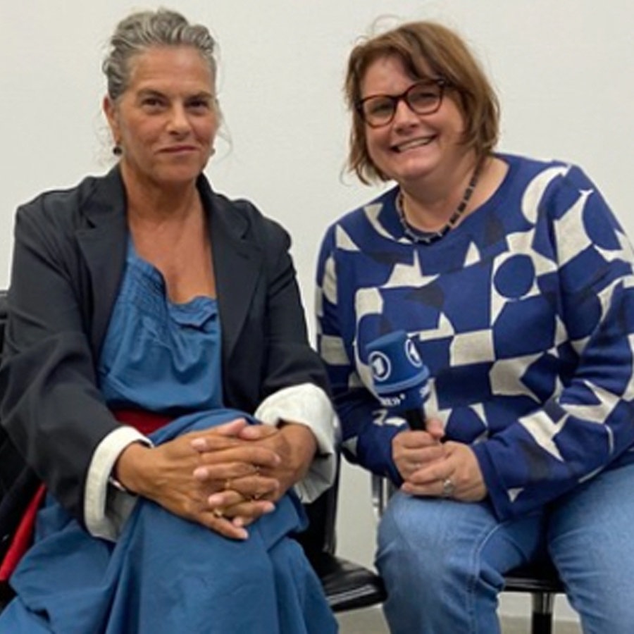 London Korrespondentin Gabi Biesinger (r.) neben der Künstlerin Tracey Emin © NDR Foto: Gabi Biesinger
