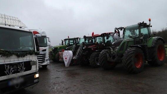 Trecker und Lkw stehen auf einem Platz in Eichede im Kreis Ostholstein. © NDR Foto: Marina Heller