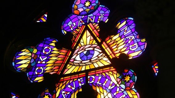 Das Auge Gottes im Mosaik eines Kirchenfensters dargestellt © picture alliance / PIXSELL | Marijan Susenj/PIXSELL Foto: Marijan Susenj