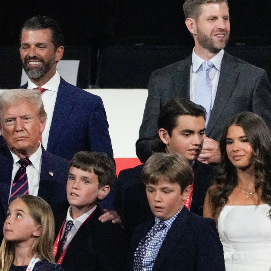 zukünftiger US-Präsident Donald Trump steht mit seiner Familie auf einer Bühne © IMAGO/USA TODAY Network Foto: IMAGO/Mike De Sisti