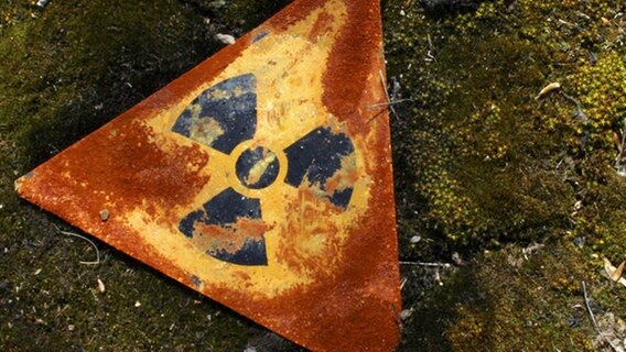 Ein verrostetes Warnschild nahe dem ehemaligen Atomkraftwerk Tschernobyl © dpa Foto: Ricardo Marquina