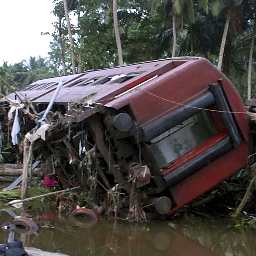 vom Tsunami zerstörte Waggons in Sri Lanka © picture-alliance/ dpa/dpaweb | epa M.a.pushpa Kumara Foto: epa M.a.pushpa Kumara