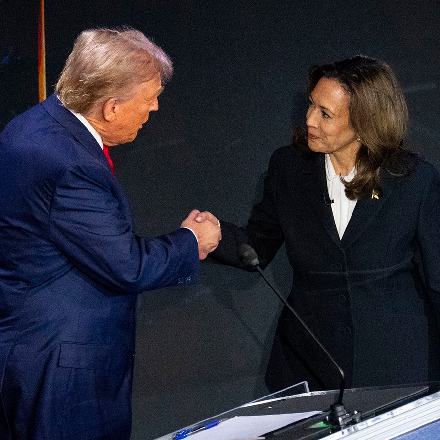 Kamala Harris gibt Donald Trump zu Beginn des TV-Duell die Hand, in Philadelphia, 10.09.2024 © DOUG MILLS/The NewYorkTimes/Redu Foto: DOUG MILLS/The NewYorkTimes/Redu