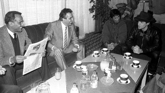 Treffen von Udo Lindenberg (mit Hut) mit Egon Krenz (3. v. l.) und Harry Belafonte (2. v. l.) auf dem Flughafen Schönefeld am 25. Oktober 1983. © Bundesarchiv Foto: Bernd Settnik
