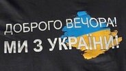 Plakat mit Fahne der Ukraine © NDR Foto: n.n.
