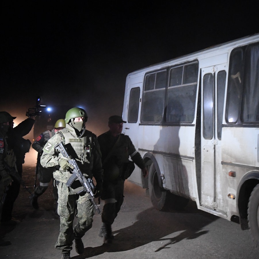 Russische Soldaten vor einem Bus mit evakuierten ukrainischen Kämpfern aus dem Stahlwerk in Mariupol © dpa Foto: Alexey Kudenko