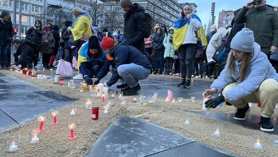 Menschen zünden in Braunschweig aus Protest gegen den Krieg in der Ukraine Teelichter an. © NDR Foto: Michael Brandt
