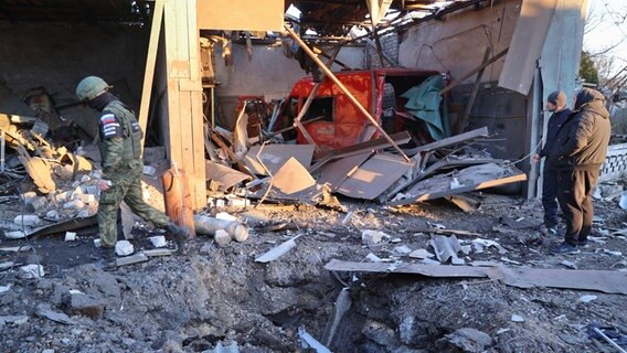 Wolnowacha: Ermittler untersuchen einen Explosionsort in der Nähe eines Einkaufszentrums in der Region Donezk. © AP/dpa Foto:  Alexei Alexandrov