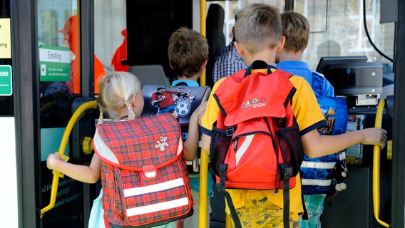 Kinder steigen in einen Schulbus ein. © picture alliance / dpa | Franziska Kraufmann 