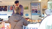 "Aale-Dieter" verkauft Fisch auf dem Hamburger Fischmarkt  Foto: Patricia Poelk