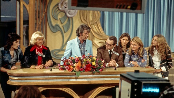 Rudi Carrell mit Kandidaten der ARD Fernsehshow "Am laufenden Band", Deutschland 1970er Jahre. © picture alliance / United Archives Foto: Schweigmann