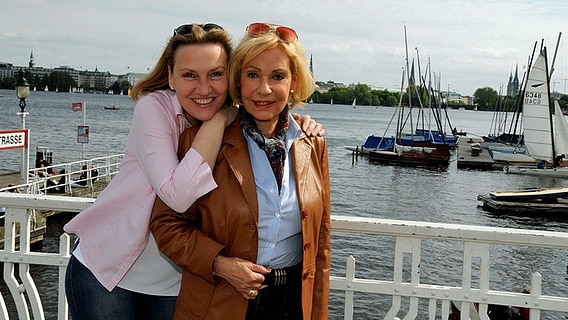 Dagmar Berghoff mit ihrer Schwester Marianne an der Alster in Hamburg. © picture alliance / dpa 