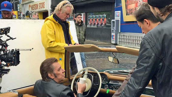 Regisseur Detlev Buck bei Dreharbeiten mit Jan Fedder in Hamburg St. Pauli © NDR Foto: Patricia Poelk