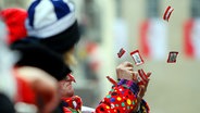 Beim Kölner Karneval versuchen Passanten am Straßenrand Süßigkeiten zu fangen. © Picture-Alliance / dpa Foto: Oliver Berg