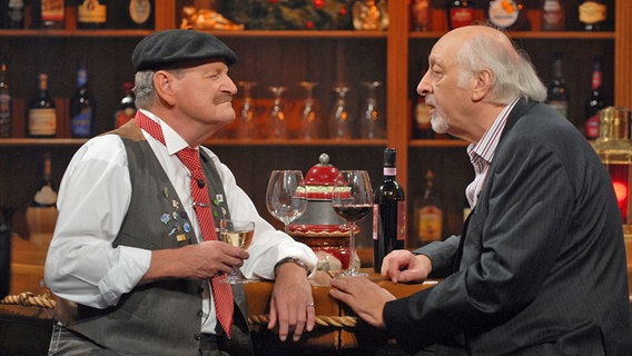 Günter Willumeit und Karl Dall mit einem Glas Wein. © NDR Foto: Uwe Ernst, image point