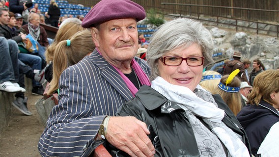 Günter Willumeit und seine Frau Karin bei den Segeberger Festspielen. © picture alliance / dpa Foto: Patrick Becher