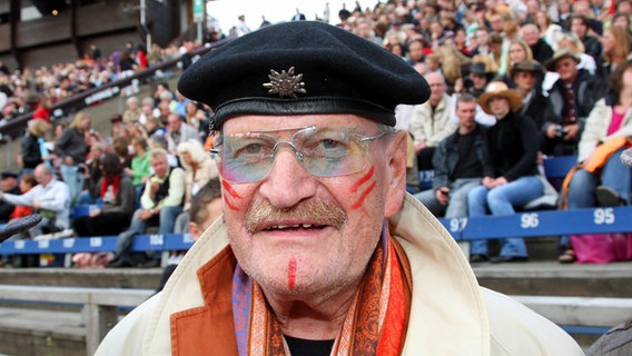 Günter Willumeit mit angemaltem Gesicht bei den Segeberger Festspielen. © imago stock 