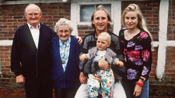 Der deutsche Komiker Otto Waalkes (zw. v. r.) am 22. Juli 1988 mit seiner Familie (l-r): Seinen Eltern, Adele und Karl, Sohn Benjamin und Ehefrau Manuela. © picture-alliance / dpa 