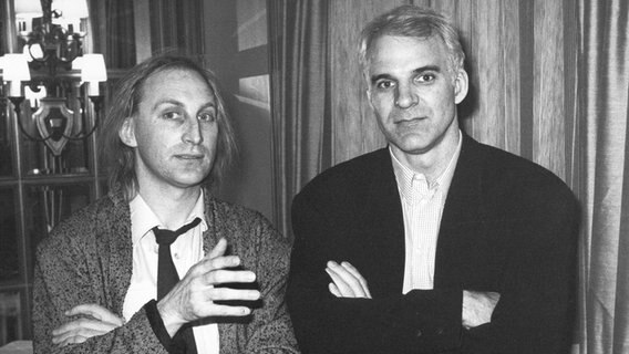 Der amerikanische Schauspieler Steve Martin (rechts) und sein deutscher Kollege Otto Waalkes am 9. April 1985 in einem Hotel in Düsseldorf. © picture-alliance / dpa 