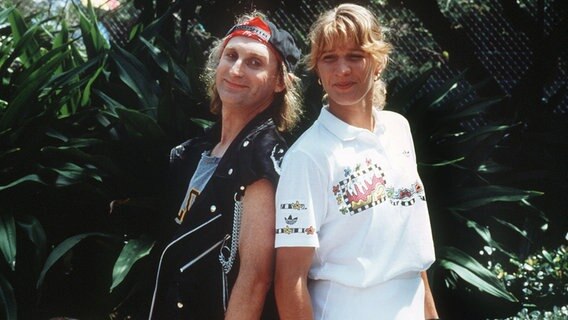 Komiker Otto Waalkes und Tennisspielerin Steffi Graf bei den Dreharbeiten zu dem Waalkes-Film "Otto - Der Ausserfriesische" am 22. Mai 1989. © picture-alliance / dpa Foto: Jahnke