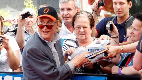 Otto Waalkes gibt mehreren Fans Autogramme. © Eventpress Herrman 