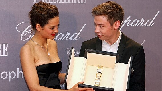 Die französische Schauspielerin Marion Cotillard überreicht David Kross in Cannes die Trophée Chopard. © picture-alliance / empics Foto: Dominic Lipinski